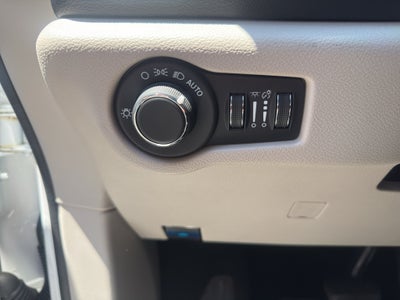 2024 Chrysler Voyager LX