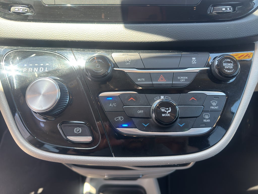 2024 Chrysler Voyager LX